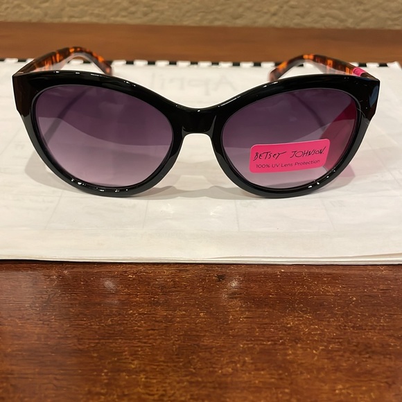 NWT Betsey Johnson Black/Brown Sunglasses - Picture 5 of 5